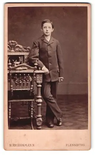 Fotografie H. Kriegsmann, Flensburg, Portrait junger Herr im Anzug