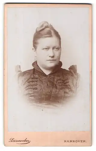 Fotografie Leineweber, Hannover, Portrait dunkelhaarige Frau im bestickten Kleid