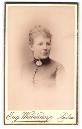 Fotografie Eug. Westendorp, Aachen, Portrait charmante Dame in grauer Bluse