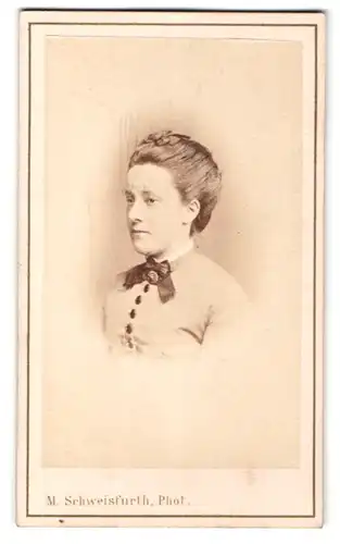 Fotografie M. Schweisfurth, Elberfeld, Portrait hübsch gekleidete Dame mit Kragenbrosche