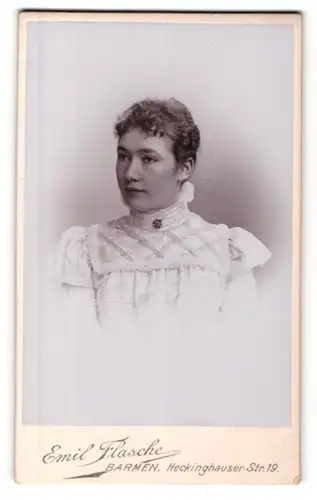 Fotografie Emil Flasche, Barmen, Portrait junge Dame mit zurückgebundenem Haar