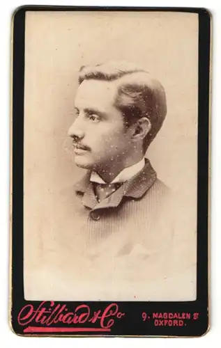 Fotografie Hilliard & Co., Oxford, Portrait junger Herr im Anzug mit Krawatte