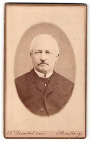 Fotografie S. Gerschelaîne, Strasbourg, Portrait älterer Geistlicher mit Schnurrbart