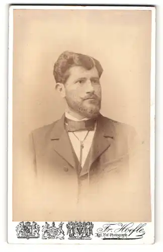 Fotografie Fritz Hoefle, Augsburg, Portrait stattlicher Herr im Anzug mit Fliege und Bart