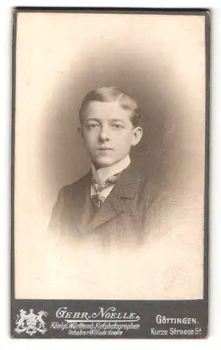 Fotografie Gebr. Noelle, Göttingen, Portrait kleiner Junge im Anzug mit Krawatte