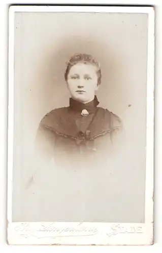 Fotografie Aug. Langerhans, Stade, Portrait junge Dame mit zurückgebundenem Haar