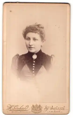 Fotografie H. Leonhard, St. Johann, Portrait modisch gekleidete Dame mit Kragenbrosche