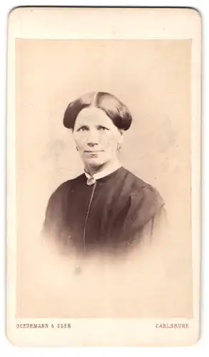 Fotografie Schuhmann & Sohn, Carlsruhe, Portrait elegant gekleidete Dame mit Kragenbrosche