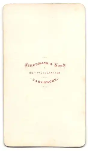 Fotografie Schuhmann & Sohn, Carlsruhe, Portrait elegant gekleidete Dame mit Kragenbrosche