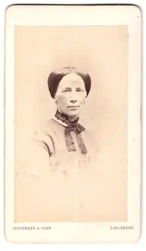 Fotografie Schuhmann & Sohn, Carlsruhe, Portrait elegant gekleidete Dame mit Kragenschleife