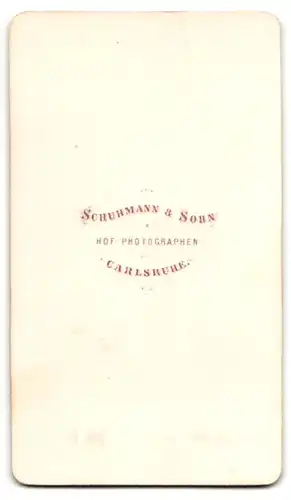 Fotografie Schuhmann & Sohn, Carlsruhe, Portrait elegant gekleidete Dame mit Kragenschleife