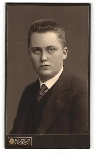 Fotografie A. Wertheim, Rostock, Portrait junger Mann im Anzug mit Krawatte