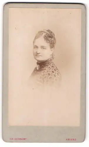 Fotografie Ch. Herbert, Amiens, Portrait hübsch gekleidete Dame mit Kragenbrosche