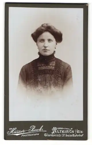 Fotografie Hüsser-Beck, Altkirch, Portrait junge Dame in zeitgenössischer Kleidung