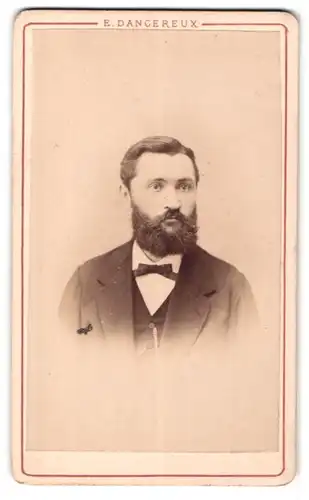 Fotografie E. Dangereux Sr., Paris, Portrait stattlicher Herr im Anzug mit Vollbart