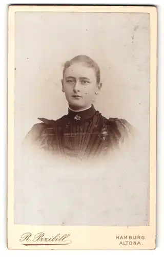 Fotografie R. Przibill, Hamburg-Altona, Portrait junge Dame im eleganten Kleid mit Puffärmeln