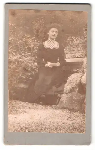 Fotografie unbekannter Fotograf und Ort, Portrait bürgerliche Dame mit Brief auf einer Bank sitzend