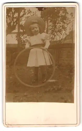 Fotografie unbekannter Fotograf und Ort, Portrait kleines Mädchen im hübschen Kleid mit Reifen