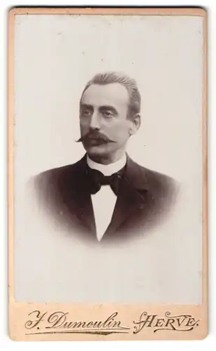 Fotografie J. Dumoulin, Herve, Portrait eleganter Herr mit Fliege und Schnauzbart