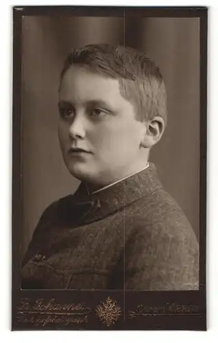 Fotografie B. Johannes, Meran, Portrait halbwüchsiger Knabe in zeitgenössischer Kleidung