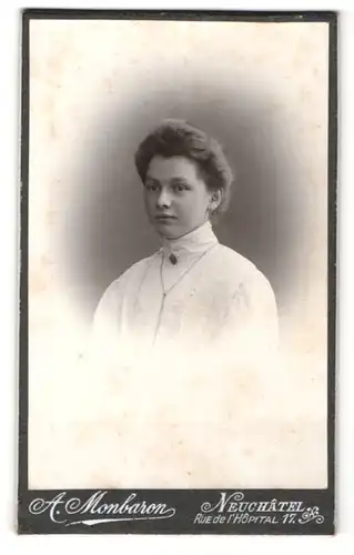 Fotografie A. Monbaron, Neuchâtel, junge Frau im Kleid