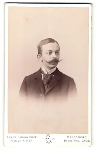 Fotografie Franz Langhammer, Magdeburg, junger Mann im dunklen Anzug mit grossem Schnauzbart