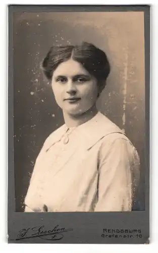Fotografie J. Geschen, Rendsburg, junge Frau im Profil, mit Kette um den Hals