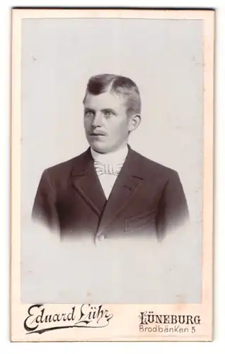 Fotografie Eduard Lühr, Lüneburg, elegant gekleideter junger Mann mit Seitenscheitel