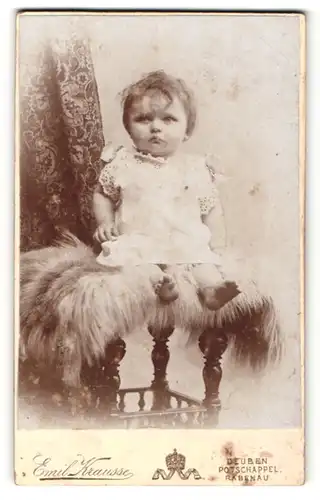Fotografie Emil Krause, Deuben, kleines Mädchen im weissen Hemdchen, auf einem Lammfell