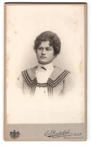 Fotografie E. Rudolph, Hof / i. B., junge Frau mit zusammengebundenem Harr und Kette