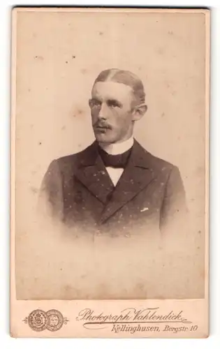 Fotografie Vahlendick, Kellinghusen / i. Holst., eleganter Herr mit Mittelscheitel, im Anzug