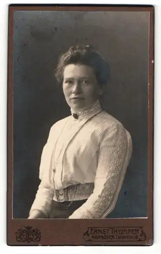 Fotografie Ernst Tremper, Hannover, junge Frau mit weisser Bluse, im Profil