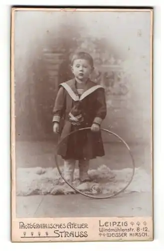 Fotografie Strauss, Leipzig, kleiner Kind mit Hulahoop-Reifen, im Matrosenanzug