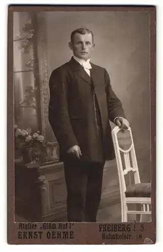 Fotografie Ernst Oehme, Freiberg, Portrait charmanter Herr im Anzug