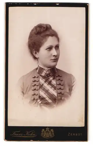 Fotografie Franz Kohn, Zerbst, Portrait dunkelhaarige Frau im Kleid