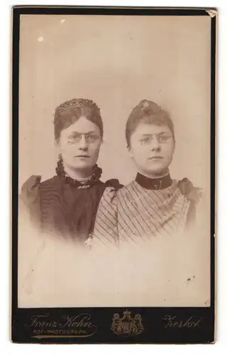 Fotografie Franz Kohn, Zerbst, Portrait zwei schöne Damen mit Zwickern