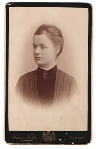 Fotografie Franz Kohn, Zerbst, Portrait charmante Dame in schwarzer Bluse