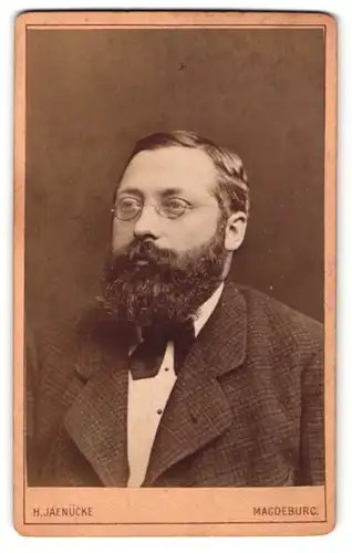 Fotografie H. Jaenücke, Magdeburg, Portrait dunkelhaariger Herr mit Vollbart