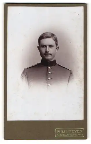 Fotografie Wilh. Meyer, Wesel, Portrait Soldat in interessanter Uniform