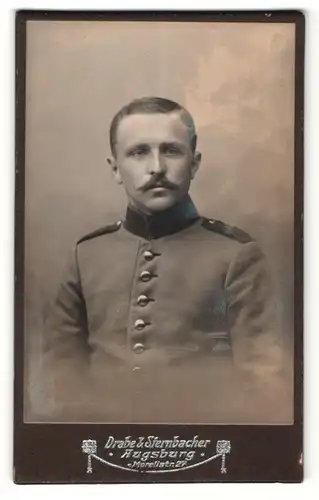 Fotografie Drabe & Sternbach, Augsburg, Portrait Soldat in interessanter Uniform