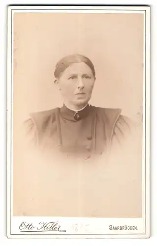 Fotografie Otto Hiller, Saarbrücken, Portrait dunkelhaarige Dame im schwarzen Kleid