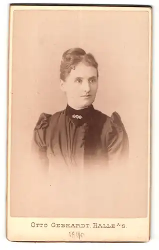 Fotografie Otto Gebhardt, Halle, Portrait schöne Frau im schwarzen Kleid
