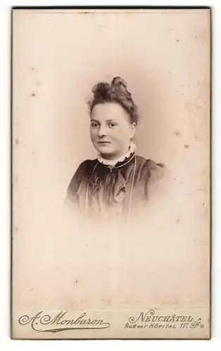 Fotografie A. Monbaron, Neuchatel, Portrait charmante Frau mit Brosche am Kragen