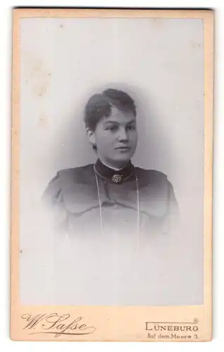 Fotografie W. Sasse, Lüneburg, Portrait hübsche Dame mit Ohrschmuck