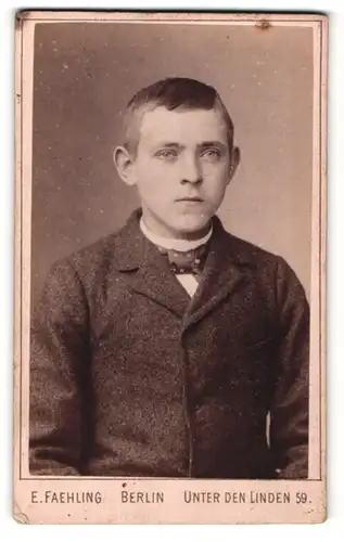 Fotografie E. Faehling, Berlin, Portrait dunkelhaariger Junge mit Fliege im Anzug