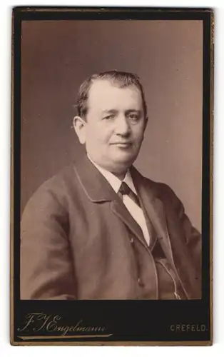 Fotografie F. J. Engelmann, Crefeld, Portrait stattlicher Mann im Anzug