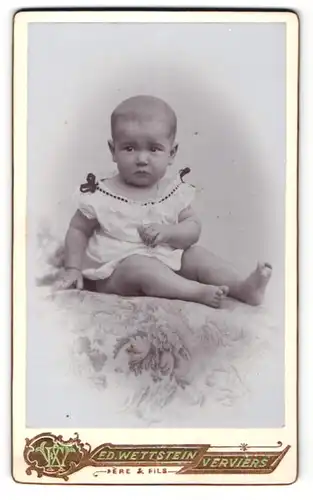 Fotografie Ed. Wettstein, Verviers, Portrait niedliches Baby im weissen Kleidchen