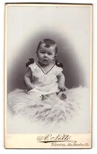 Fotografie A. Nolte, Verviers, Portrait niedliches Kleinkind im weissen Kleidchen