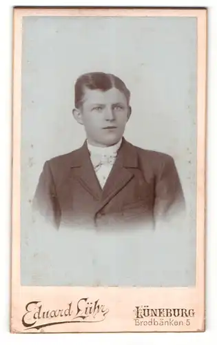Fotografie Eduard Lühr, Lüneburg, Portrait junger Mann im Anzug mit Fliege