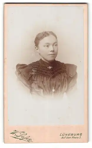 Fotografie W. Sasse, Lüneburg, Portrait junge Dame mit zurückgebundenem Haar